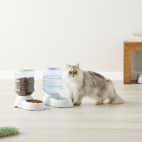 Amazon Basics — juego de comedero y bebedero por gravedad para perro y gato, 4.5 L y 4 L